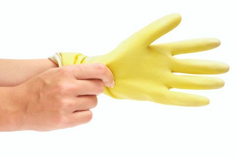Żółte gumowe rękawiczki