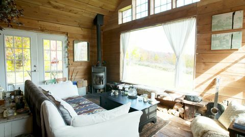 salon z dużym oknem, kanapa, kominek