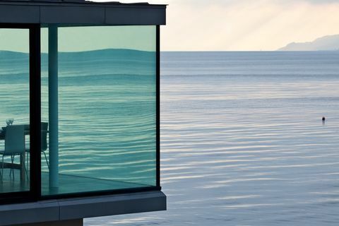 Szklane okno z widokiem na ocean
