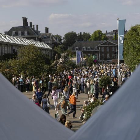 tłumy odwiedzających na jesiennym pokazie kwiatów rhs chelsea 2021 we wrześniu