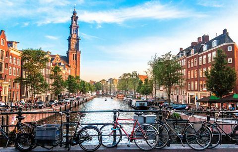 Widok na kanał w Amsterdamie