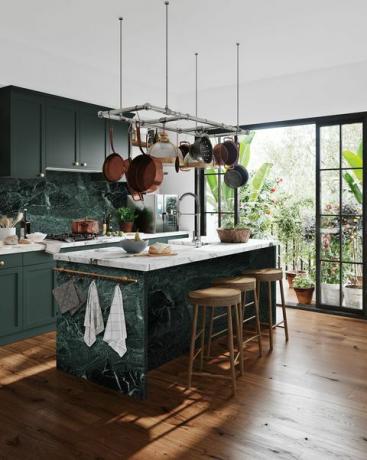 nowoczesna kuchnia, kuchnia z marmuru verde tinos, cena od 600 £ za m2, cullifords