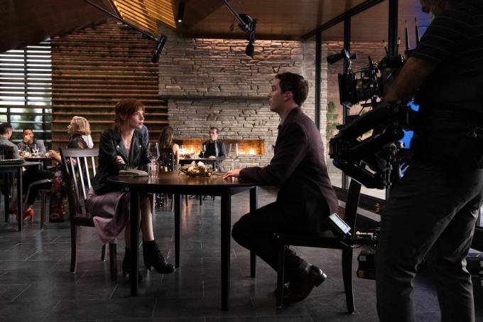 anya taylor joy i nicholas hoult na planie filmu menu fot. eric zachanowich dzięki uprzejmości searchlight pictures © 2022 20th Century Studios wszelkie prawa zastrzeżone