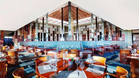 wodny, zainspirowana szczerym lloydem Wrightem restauracja w ośrodku leśnym Nemacolin