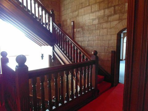 Mahoniowe schody w zamku Bamburgh w Northumberland