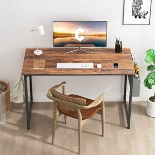 biuro domowe z biurkiem z drewna orzechowego, komputerem i lampą