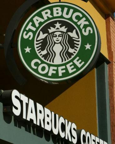 san francisco plik z 22 stycznia Znaki ze zdjęcia są widoczne przed kawiarnią Starbucks 22 stycznia 2004 w san francisco w Kalifornii w wysiłek zmierzający do obniżenia kosztów, sieć kawiarni ogłosiła 29 lipca 2008 r., że zwalnia 1000 pracowników spoza sklepu. fot. justin sullivangetty zdjęcia