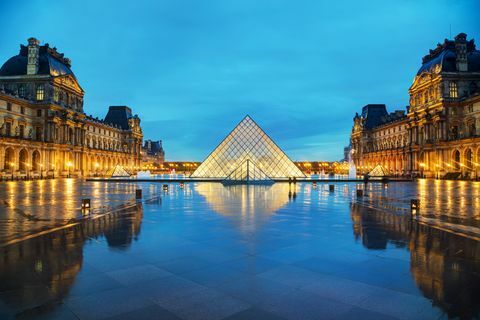 Piramida Luwru w Paryżu, Francja