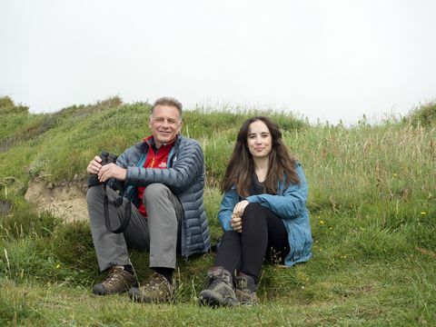 chris packham, megan mccubbin na klifie w llangrannog