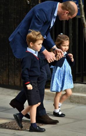 William, George i Charlotte wchodzą do skrzydła Lindo