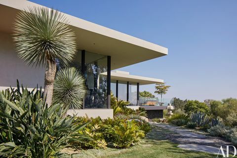 Przegląd architektoniczny - wydanie z marca 2018 r. - Dom Belnifer Aniston z Bel Air w połowie wieku
