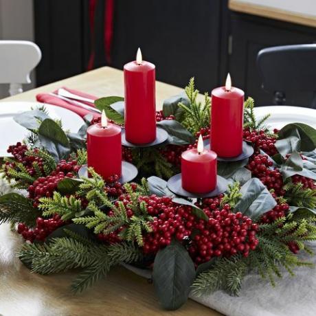 wieniec adwentowy - nostalgiczna ozdoba na stół wianek z czerwonych jagód smukłe świece z czerwonymi truglami