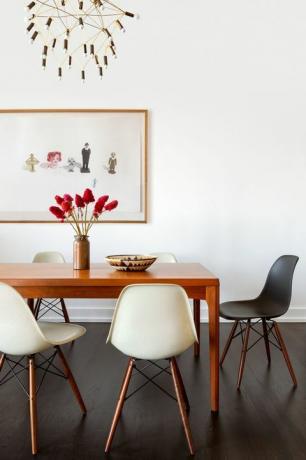 jadalnia, drewniany stół, czarno-białe krzesła