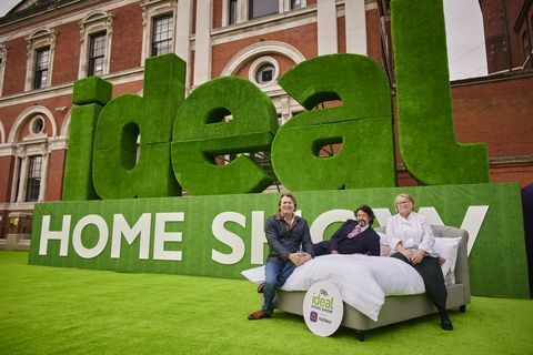 troje w łóżku Laurence Llewlyn Bowen, Rosemary Shrager i David Domoney nadają zupełnie nowe znaczenie „pracy z domu”, ponieważ otwierają 114. pokaz idealnych domów, we współpracy z natwest odwiedź idealhomeshowcouk, aby uzyskać więcej informacji i kupić bilety