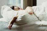 Wskazówki dotyczące spania – dlaczego leżenie w weekend jest tak naprawdę dobre dla twojego zdrowia