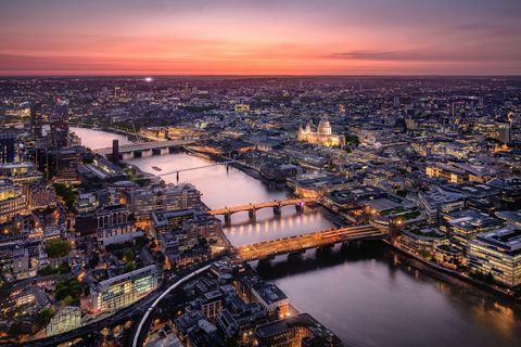 Widok z lotu ptaka Londyński pejzaż miejski z Rzecznym Thames przy zmierzchem