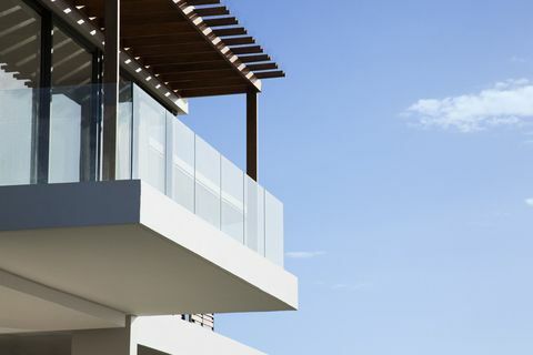 Szklany balkon w nowoczesnym domu