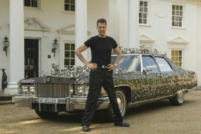 uri geller w domu berkshire anglia 2008 uri ze swoim cadillakiem zbudowanym na zamówienie z 1976 r., pokrytym ponad 5000 sztuk wykrzywionych i wygiętych łyżek i sztućców