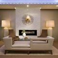 współczesna sofa z wycięciami w salonie w neutralnym kolorze z nowoczesnym kominkiem