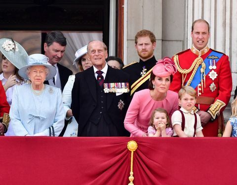 Trooping The Colour 2017 - rodzina królewska - królowa Elżbieta II, wiceadmirał Timothy Laurence, książę Filip, książę Edynburga, książę Harry, Katarzyna, Księżna Cambridge, książę William, książę Cambridge, księżniczka Charlotte z Cambridge, książę George z Cambridge stoją na balkonie Buckingham Pałac.