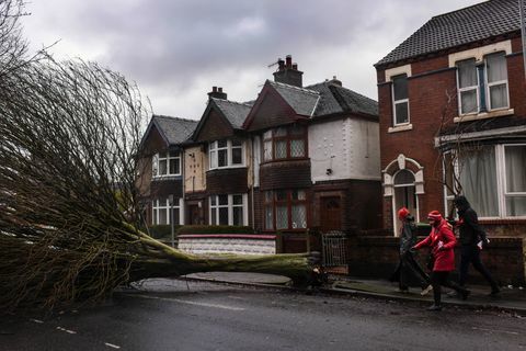 Frekwencja była bardzo niska, w wyniku zmniejszonego entuzjazmu i niesprzyjającej pogody wywołanej przez Storm Doris, która uderzyła w ten obszar silnym wiatrem i deszczem.