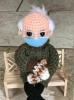 Ta szydełkowa lalka „Bernie Mittens” została właśnie sprzedana za 20 300 USD w serwisie eBay