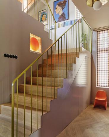 atelier nd interior stworzyło niestandardowy kolor, aby wykończyć tę współczesną metalową balustradę w domu aktorów Carice van Houten i Guya Pearce'a