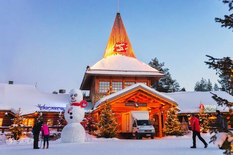 Bałwan w Santa Office w Santa Village Rovaniemi Lapland wieczorem