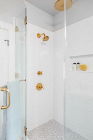 prysznic, białe płytki z muszelki, łazienka dla gości, złote krany i sprzęt