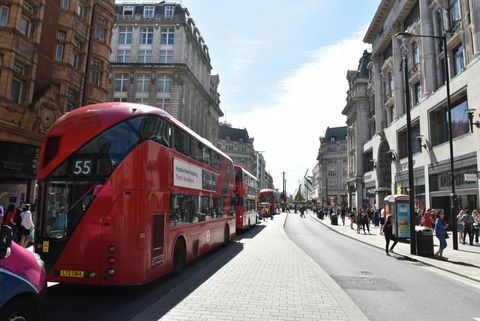 Sklepy przy Oxford Street przy głównej ulicy