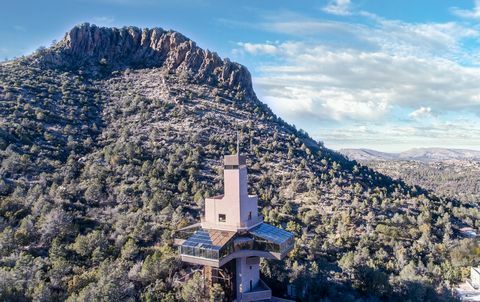 Falcon Nest, najwyższy na świecie dom jednorodzinny, wzniesiony na zboczu Prescott, Arizona Buttona Butte