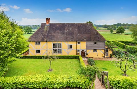 Malowniczy domek z listy klasy II, Froggats Cottage, w Surrey, który pojawił się w ostatnim odcinku „Ucieczki na wieś” BBC, jest teraz na rynku za 1,6 miliona funtów. 