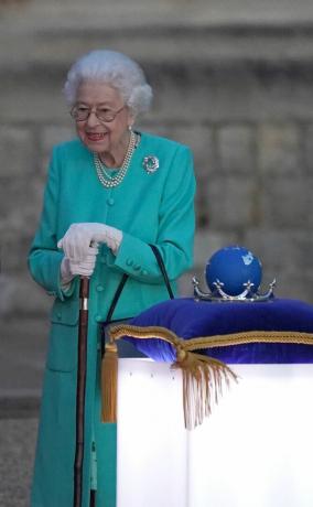 windsor, anglia 02 czerwca brytyjska królowa elżbieta ii przygotowuje się do dotknięcia globu narodów wspólnoty, aby rozpocząć zapalanie głównej latarni na zewnątrz pałacu buckingham w londyn, z czworoboku na zamku windsor w windsor, na zachód od londynu, w ramach obchodów platynowego jubileuszu w dniu 2 czerwca 2022 r. w windsor w anglii zapalono ponad 2800 beaconów w pałacu Buckingham i w całej Wielkiej Brytanii, w tym na szczycie czterech najwyższych szczytów, a także na Wyspach Normandzkich, na wyspie Man i na brytyjskich terytoriach zamorskich płonące trybuty będzie można zobaczyć w 54 stolicach wspólnot narodowych na pięciu kontynentach, od Tonga i Samoa na południowym Pacyfiku po Belize na Karaibach. Trwa platynowy jubileusz elizabeth ii obchodzony od 2 czerwca do 5 czerwca 2022 r. w Wielkiej Brytanii i Wspólnocie Narodów z okazji 70. rocznicy wstąpienia na tron ​​królowej elżbiety ii 6 lutego 1952 r. fot. steve parsons zdjęcia puligetty