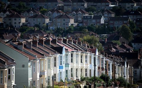 Widok mieszkań na 8 października 2014 r. W Bristolu w Anglii. W pierwszą rocznicę wprowadzenia drugiej fazy programu pomocy w zakupie, który zapewnia rządową częściową gwarancję wysokiej wartości pożyczki kredyty hipoteczne, nowe badanie przeprowadzone przez Centrum Ekonomii i Badań Biznesowych (CEBR), stwierdzają, że ceny domów w 2015 r. mają po raz pierwszy spaść 2011