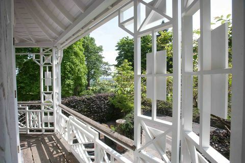 Balkon Pagoda House, Winchester, Savills