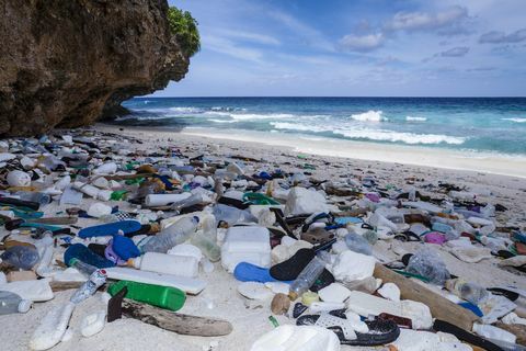 odpady z tworzyw sztucznych na plaży