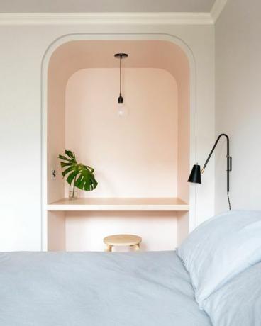 sypialnia z małym różowym miejscem do pracy
