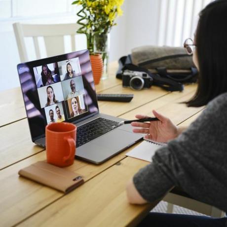 kobieta pracująca w domu uczestnicząca w spotkaniu internetowym