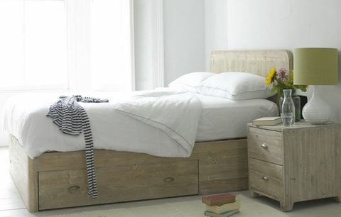 Drewniane łóżko, 895 £; Szafka nocna z kresem, 195 £; zarówno Bochenek