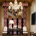 foyer z częścią wypoczynkową i stołem konsoli oraz fioletowymi i różowymi zasłonami na ścianach