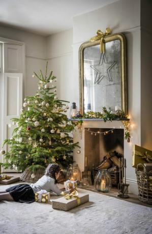 Boże Narodzenie w domu z choinką, kominkiem i prezentami