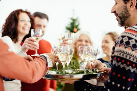 Rodzina opiekania na rodzinne przyjęcie świąteczne