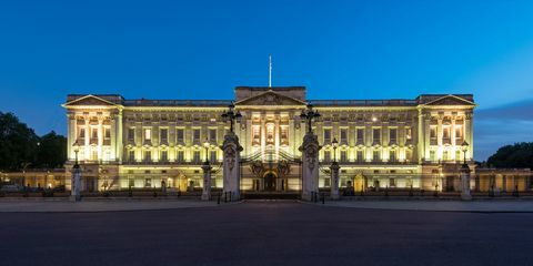 Szeroki kąta widok buckingham palace przy półmrokiem w Londyn, Wielki Londyn, Anglia, UK.