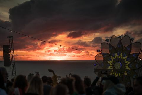 newquay, anglia 10 sierpnia zbiera się o zachodzie słońca na dorocznym festiwalu muzyki boardmasters w zatoce watergate 10 sierpnia 2018 r. w kornwalii w anglii od 1981 r. odbył się w Newquay i jest teraz częścią większego, pięciodniowego festiwalu surfingu, skateboardingu i festiwalu muzycznego, podczas gdy na festiwalu muzycznym występują nagłówki grające dla tłumów w zatoce watergate w zatoce surfingowej zawody przyciągają profesjonalnych surferów z całego świata, którzy rywalizują na kornwalijskim wybrzeżu, które przez wielu jest postrzegane jako miejsce narodzin nowoczesnego brytyjskiego surfingu. Zdjęcie autorstwa Matt Cardygetty obrazy
