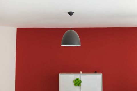 Wisząca lampa przy suficie domu