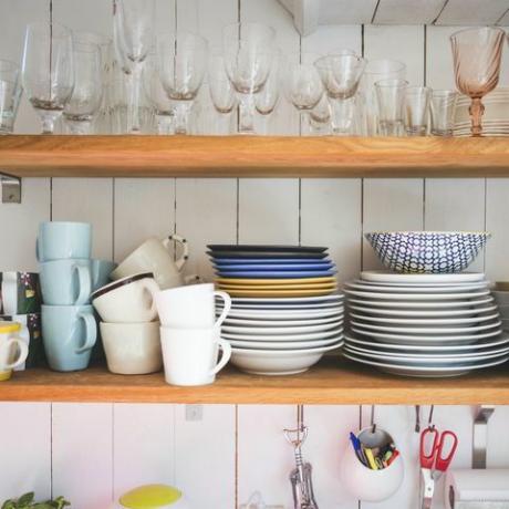 jak obniżyć koszty, gdy naczynia i szklanki stoją na półkach w kuchni w nowym domu
