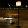 Costco sprzedaje zewnętrzną lampę patio 3 w 1, która jest odporna na warunki atmosferyczne