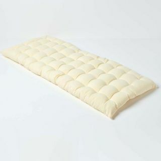 Kremowa poduszka na ławkę