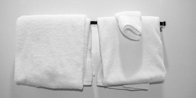 ręczniki w pokoju motelowym