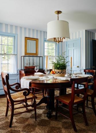jadalnia, drewniany stół, drewniane krzesła, tapeta w niebiesko-białe paski